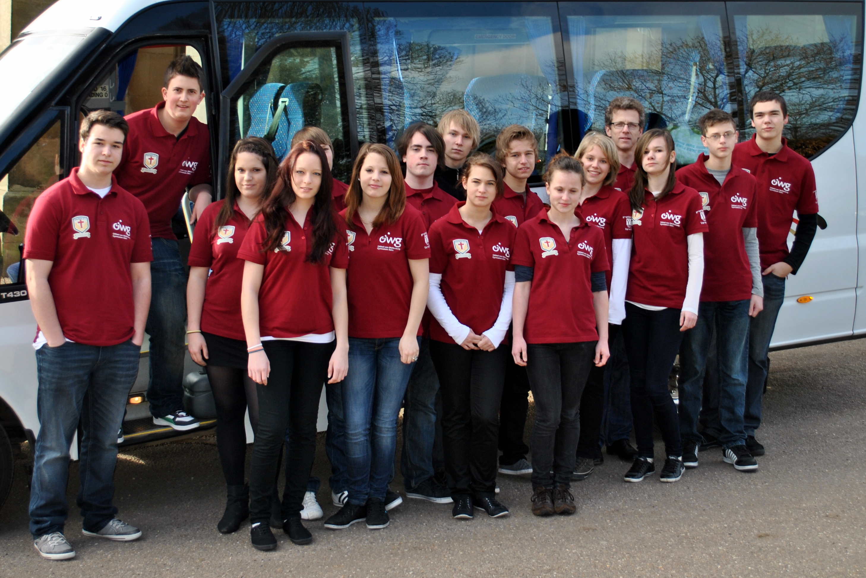 Gruppenbild vor Bus in Ilam